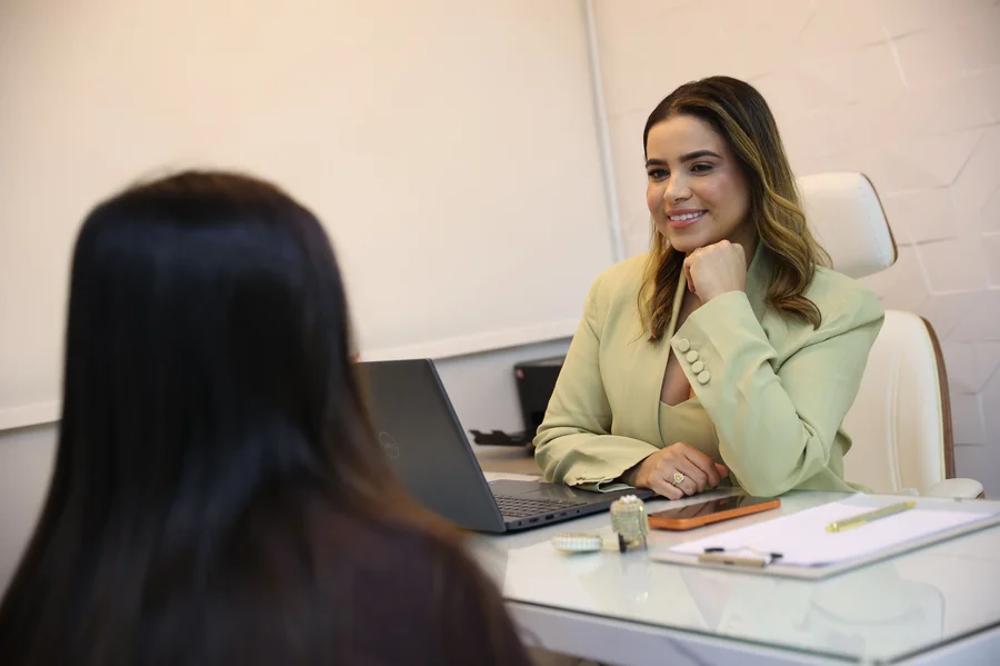 Dra. Juliana Aquino atendendo uma paciente no consultório