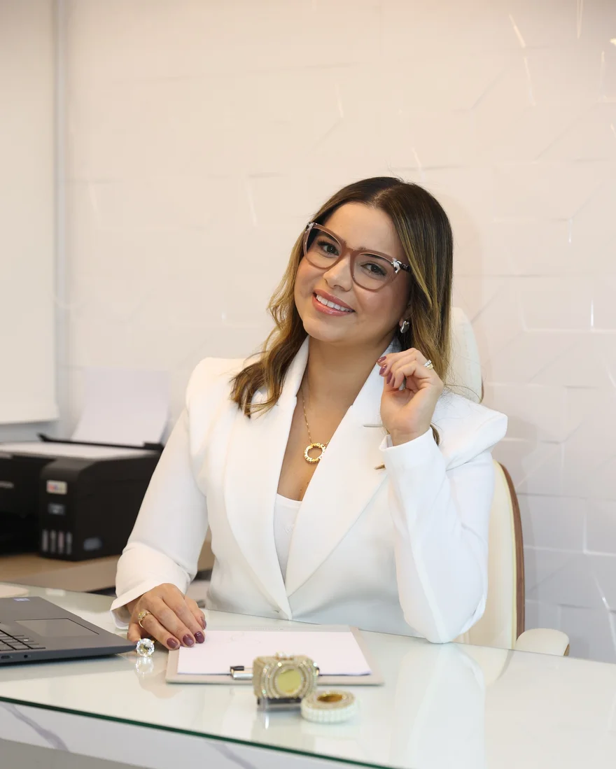 Dra. Juliana Aquino, cirurgiã vascular, em seu consultório em Manhuaçu
